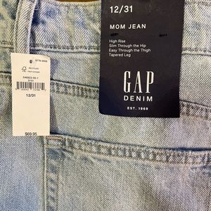 Gap Mom Jean 12/31